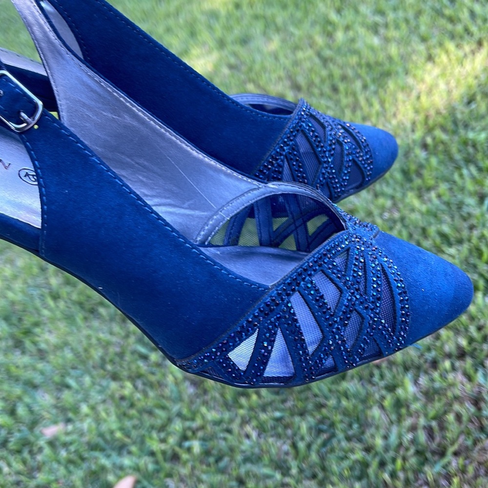 Navy Blue suede Pumps with Bling. Karen Scott 8.5 Med. 3” Heel.